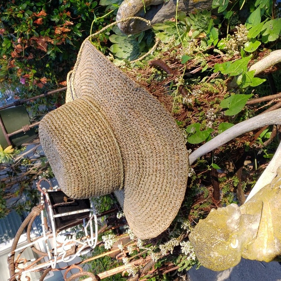 PETER GRIMM wide brim straw bucket Brimmed HAT with tassels. - Picture 3 of 12